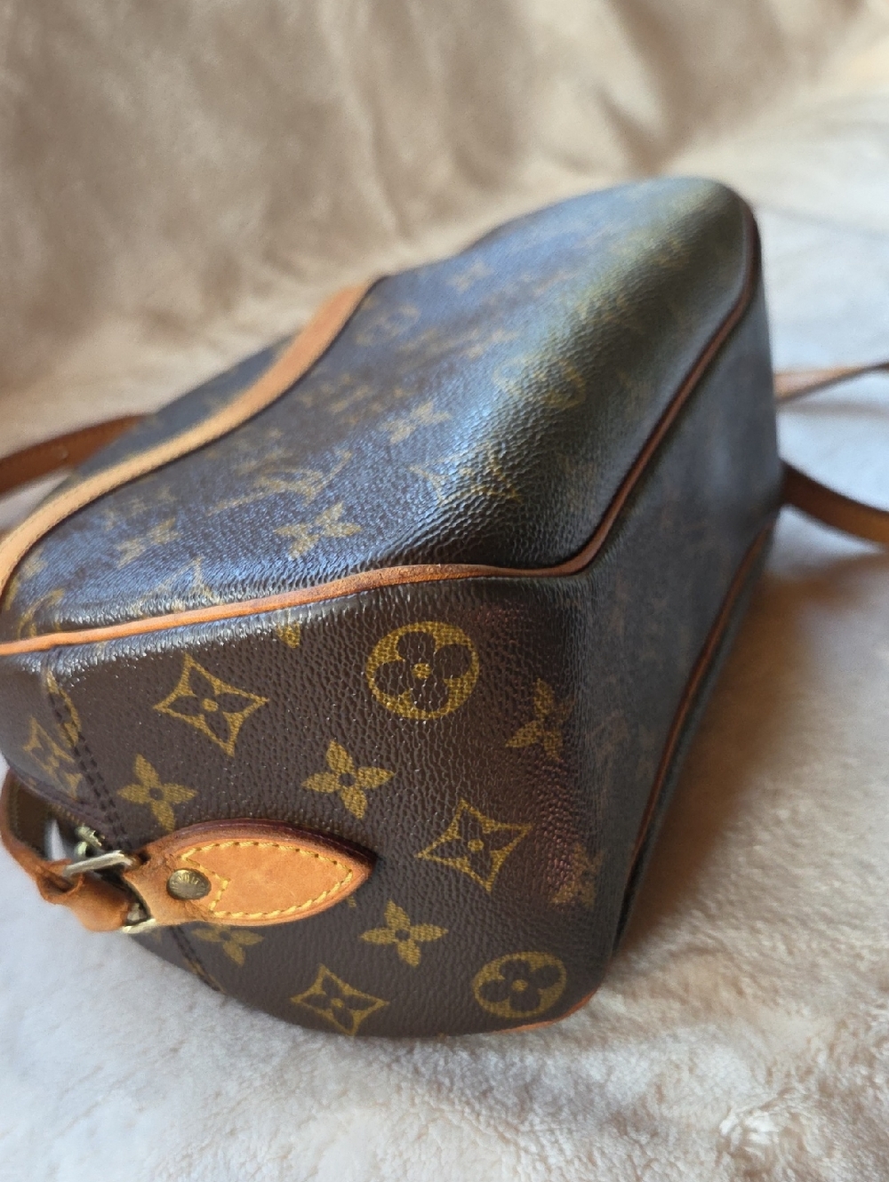 Louis Vuitton Vintage Monogram Blois Crossbody Bag - Picture 5 of 11
